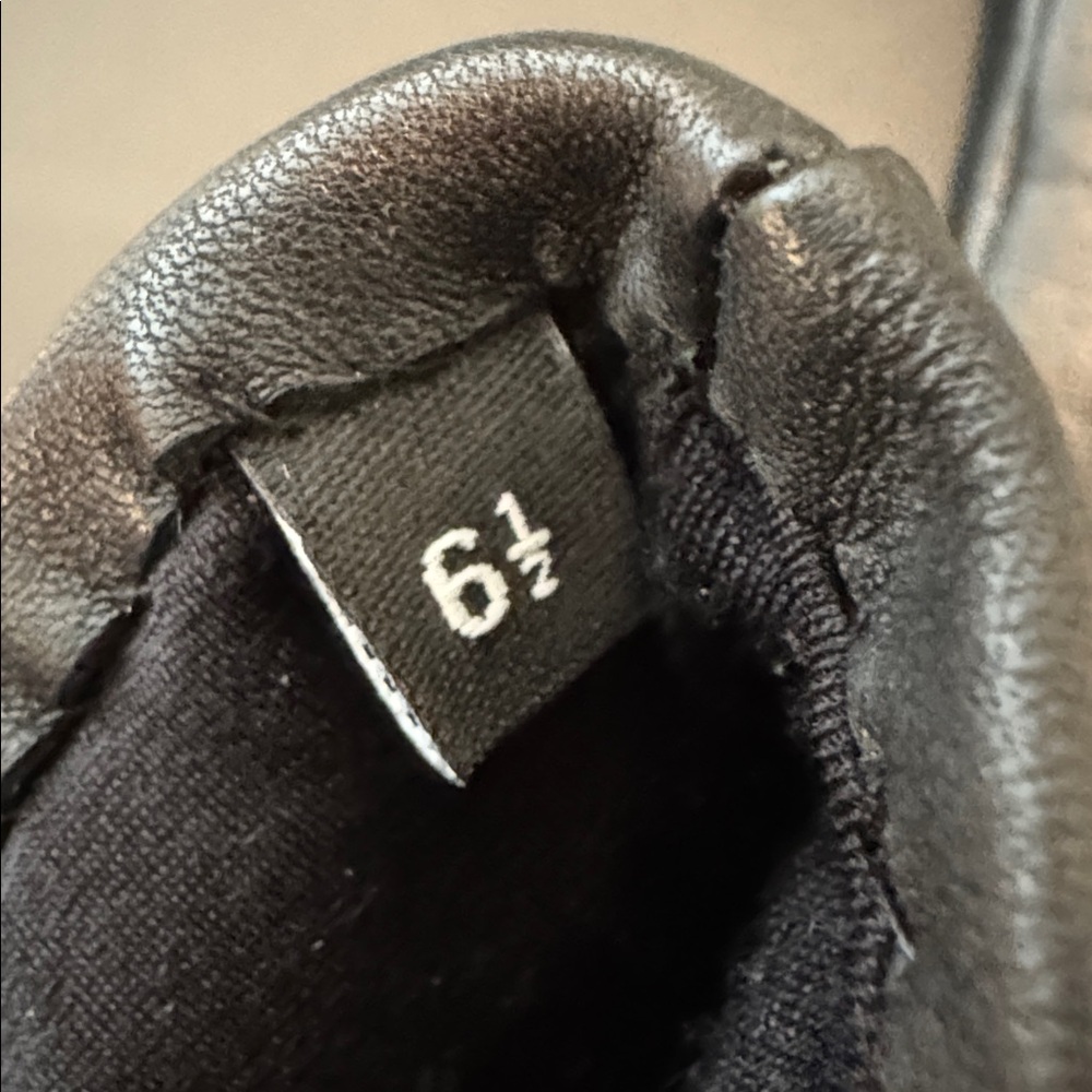 CHANEL CC Black leather Gloves with Pink Details - Picture 11 of 17